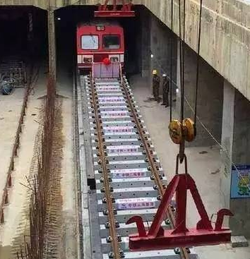 如何使用钢板起重钳铺设地铁轨道