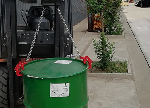 叉车油桶专用吊钳的使用案例