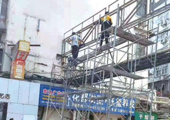 广告牌拆卸工人佩戴防坠器